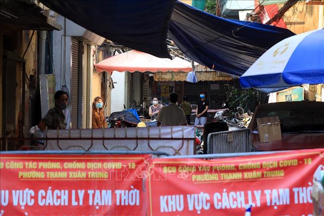 Trong ảnh: Các hộ dân ngõ 330 Nguyễn Trãi trong khu phong tỏa chờ lấy xét nghiệm COVID-19. Ảnh: Tuấn Anh - TTXVN