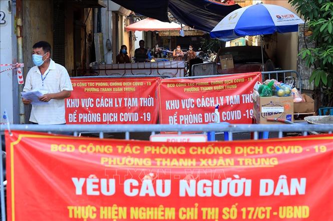 Trong ảnh: Ngõ 330 Nguyễn Trãi bị phong tỏa để đảm bảo an toàn cho người dân. Ảnh: Tuấn Anh - TTXVN