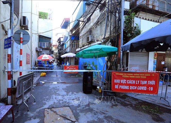 Trong ảnh: Ngõ 328 Nguyễn Trãi bị phong tỏa do có nhiều ca nhiễm COVID-19. Ảnh: Tuấn Anh - TTXVN