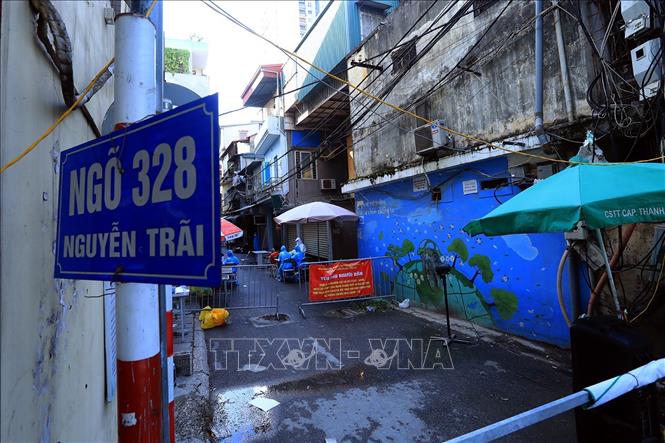 Trong ảnh: Ngõ 328 Nguyễn Trãi bị phong tỏa do có nhiều ca nhiễm COVID-19. Ảnh: Tuấn Anh - TTXVN