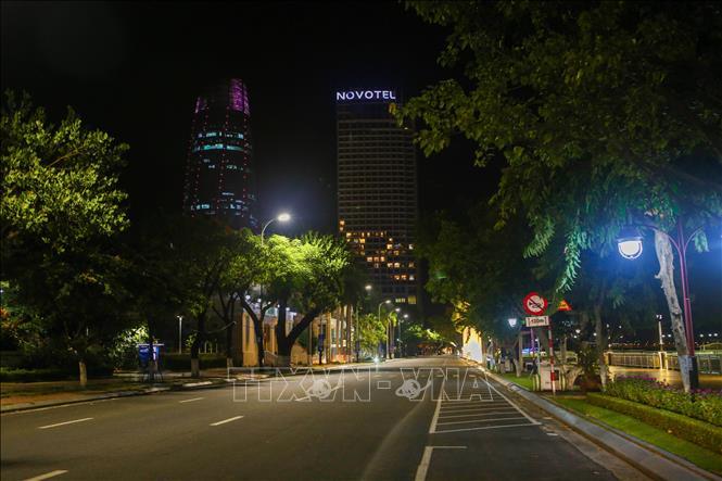 Trong ảnh: Những con phố Đà Nẵng vắng bóng người đi lại để tuân thủ quy định phòng dịch những vẫn mang một nét đẹp rất lạ. Ảnh: Trần Lê Lâm – TTXVN 