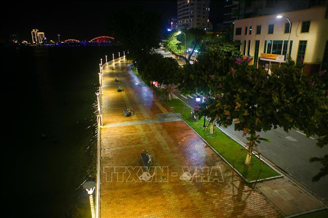 Trong ảnh: Tuyến phố đi bộ đẹp nhất bên bờ sông Hàn vắng bóng người đi lại những vẫn rực rỡ, đẹp lạ giữa những ngày “ai ở đâu thì ở đó”. Ảnh: Trần Lê Lâm – TTXVN 