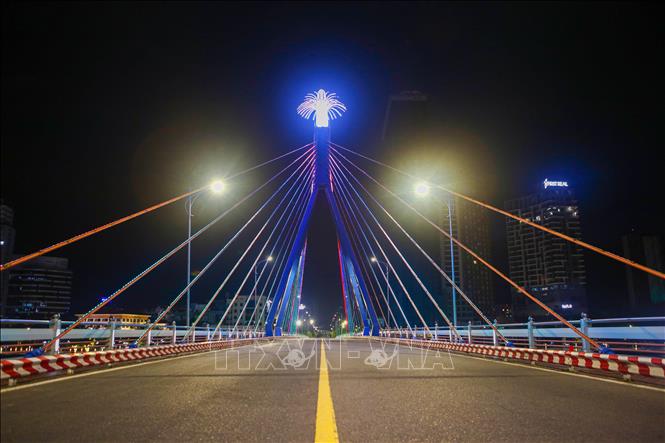 Trong ảnh: Vắng người đi lại nhưng cầu Sông Hàn vẫn giữ cho mình những nét đẹp riêng giữa những ngày “ai ở đâu thì ở đó”. Ảnh: Trần Lê Lâm – TTXVN 