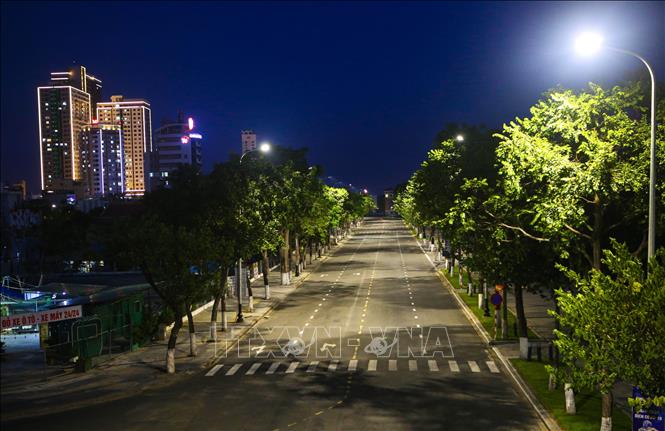Trong ảnh: Những con đường hàng ngày tấp nập người đi lại từ nhà đến mọi nơi thì giờ vắng lặng những vẫn đẹp lạ giữa những ngày “ai ở đâu thì ở đó”. Ảnh: Trần Lê Lâm – TTXVN 