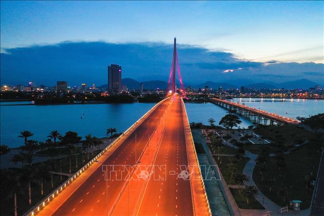 Trong ảnh: Cầu Trần Thị Lý và cầu Nguyễn Văn Trỗi (bên phải) vẫn rực rỡ, đẹp lạ giữa những ngày “ai ở đâu thì ở đó”. Ảnh: Trần Lê Lâm – TTXVN 