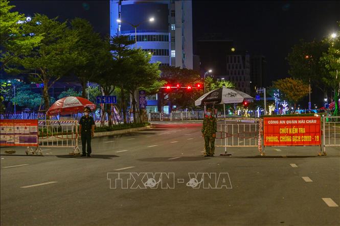 Trong ảnh: Trên những tuyến phố lực lượng chức năng vẫn chốt trực 24/24 giờ đảm bảo sự bình yên cho nhân dân giữa những ngày “ai ở đâu thì ở đó”. Ảnh: Trần Lê Lâm – TTXVN 