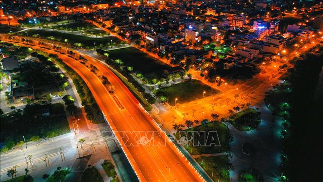 Trong ảnh: Những con đường và các khu dân cư vẫn rực rỡ ánh đèn, toát lên một sức sống mạnh mẽ giữa những ngày “ai ở đâu thì ở đó”. Ảnh: Trần Lê Lâm – TTXVN 