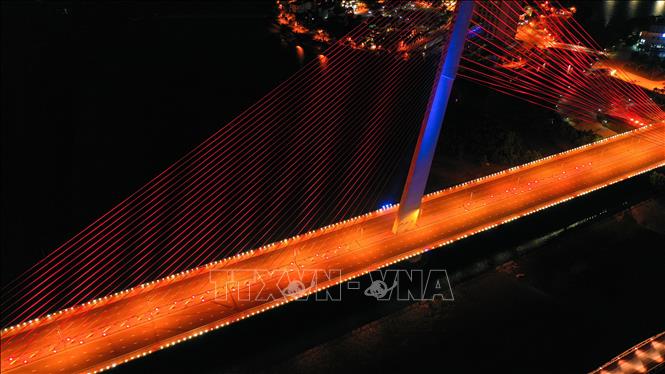 Trong ảnh: Cầu Trần Thị Lý vắng bóng người đi lại những vẫn rực rỡ, đẹp lạ giữa những ngày “ai ở đâu thì ở đó”. Ảnh: Trần Lê Lâm – TTXVN 