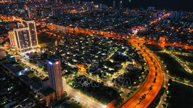 Trong ảnh: Những con đường và các khu dân cư vẫn rực rỡ ánh đèn, toát lên một sức sống mạnh mẽ giữa những ngày “ai ở đâu thì ở đó”. Ảnh: Trần Lê Lâm – TTXVN 