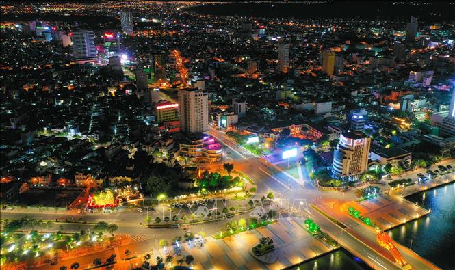 Trong ảnh: Khu vực trung tâm thành phố Đà Nẵng vẫn rực rỡ ánh đèn toát lên một sức sống mạnh mẽ giữa những ngày “ai ở đâu thì ở đó” để phòng dịch. Ảnh: Trần Lê Lâm – TTXVN 