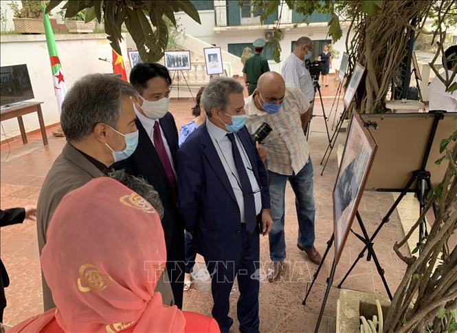 Trong ảnh: Khác mời và các phóng viên đến tham quan Triển lãm Ảnh, Tư liệu lịch sử nhân Kỷ niệm 110 năm Ngày sinh của Đại tướng Võ Nguyên Giáp. Ảnh: Tấn Đạt – PV TTXVN tại Algeria.