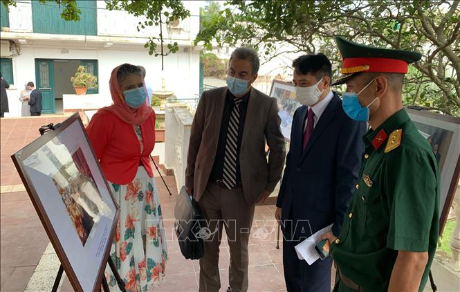 Trong ảnh: Đại sứ Nguyễn Thành Vinh cùng các khác mời tại Triển lãm Ảnh, Tư liệu lịch sử nhân Kỷ niệm 110 năm Ngày sinh của Đại tướng Võ Nguyên Giáp. Ảnh: Tấn Đạt – PV TTXVN tại Algeria.
