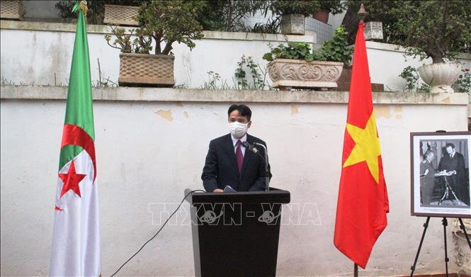 Trong ảnh: Đại sứ Nguyễn Thành Vinh phát biểu khai mạc Triển lãm Ảnh, Tư liệu lịch sử nhân Kỷ niệm 110 năm Ngày sinh của Đại tướng Võ Nguyên Giáp. Ảnh: Tấn Đạt – PV TTXVN tại Algeria. 

