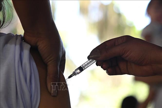 Trong ảnh: Nhân viên y tế tiêm vaccine ngừa COVID-19 cho người dân tại Rio de Janeiro, Brazil, ngày 20/6/2021. Ảnh: AFP/ TTXVN
