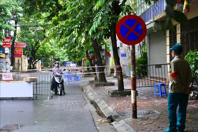 Trong ảnh: Người dân phải “quay đầu” khi gặp rào chắn tại ngõ 24 Kim Đồng. Ảnh: Hoàng Hiếu - TTXVN 
