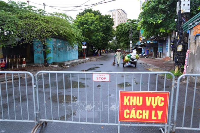 Trong ảnh: Đầu ngõ 897 Giải Phóng bị phong tỏa. Ảnh: Hoàng Hiếu - TTXVN 