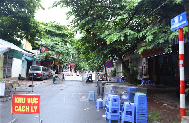 Trong ảnh: Một phần ngõ 24 Kim Đồng bị phong tỏa. Ảnh: Hoàng Hiếu - TTXVN 