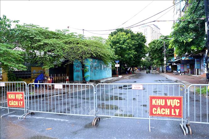 Trong ảnh: Đầu ngõ 897 Giải Phóng bị phong tỏa. Ảnh: Hoàng Hiếu - TTXVN 