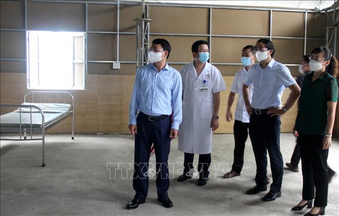Trong ảnh: Lãnh đạo tỉnh Lào Cai kiểm tra khu cách ly bệnh nhân trong Bệnh viện giã chiến số 1. Ảnh: TTXVN phát