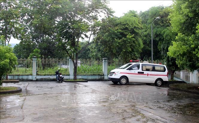 Trong ảnh: Xe cứu thương đưa bệnh nhân đến điều trị tại Bệnh viện dã chiến số 1. Ảnh: Quốc Khánh - TTXVN