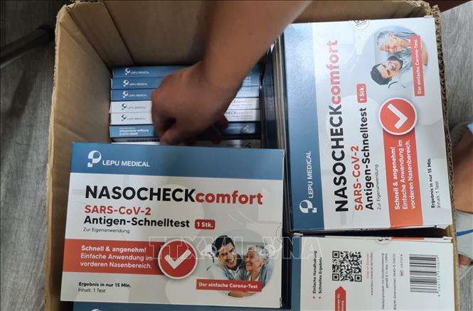 Trong ảnh: Những bộ kit test nhanh COVID-19 do nước ngoài sản xuất, không có hóa đơn chứng từ chứng minh nguồn gốc. Ảnh: TTXVN phát