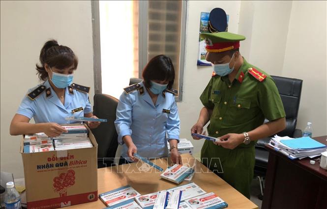 Trong ảnh: Lực lượng chức năng kiểm đếm số bộ bộ kit test nhanh COVID-19 vừa bị thu giữ Ảnh: TTXVN phát