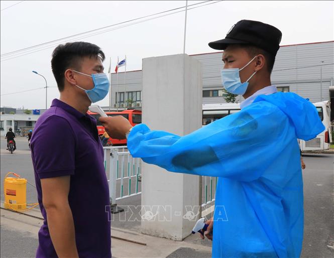 Trong ảnh: Kiểm tra thân nhiệt đối với người lao động và người đến làm việc tại Công ty TNHH GoerTek Vina, khu công nghiệp Quế Võ, tỉnh Bắc Ninh. Ảnh: Thanh Thương- TTXVN