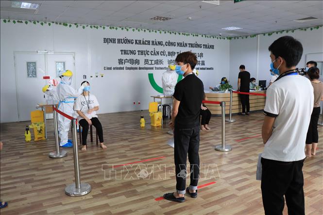 Trong ảnh: Người lao động của Công ty TNHH GoerTek Vina, khu công nghiệp Quế Võ, tỉnh Bắc Ninh được lấy mẫu xét nghiệm COVID-19 hàng tuần. Ảnh: Thanh Thương-TTXVN