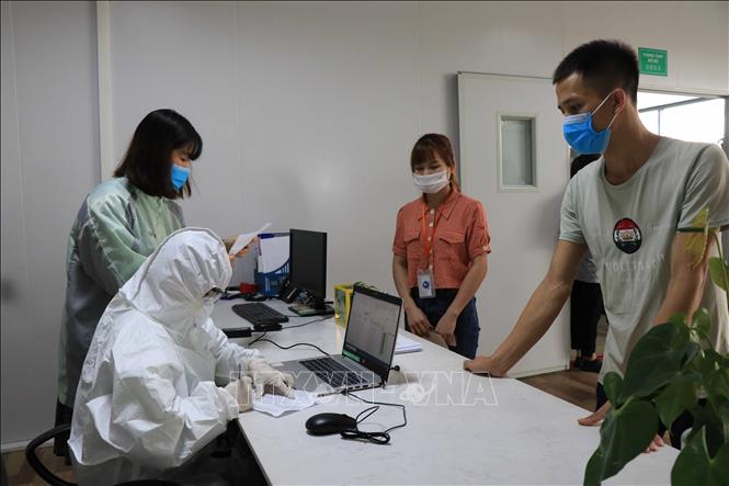 Trong ảnh: Người lao động của Công ty TNHH GoerTek Vina, khu công nghiệp Quế Võ, tỉnh Bắc Ninh khai báo và được lấy mẫu xét nghiệm COVID-19 hàng tuần. Ảnh: Thanh Thương- TTXVN
