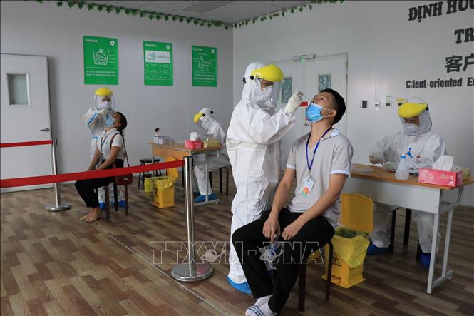 Trong ảnh: Người lao động của Công ty TNHH GoerTek Vina, khu công nghiệp Quế Võ, tỉnh Bắc Ninh được lấy mẫu xét nghiệm COVID-19 hàng tuần. Ảnh: Thanh Thương- TTXVN
