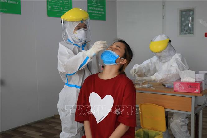 Trong ảnh: Người lao động của Công ty TNHH GoerTek Vina, khu công nghiệp Quế Võ, tỉnh Bắc Ninh được lấy mẫu xét nghiệm COVID-19 hàng tuần. Ảnh: Thanh Thương-TTXVN