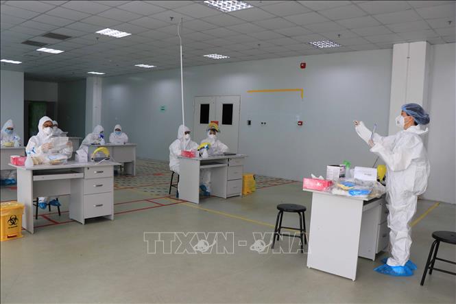 Trong ảnh: Các tình nguyện viên của Công ty TNHH GoerTek Vina (khu công nghiệp Quế Võ, Bắc Ninh) được tập huấn lấy mẫu xét nghiệm. Ảnh: Thanh Thương-TTXVN