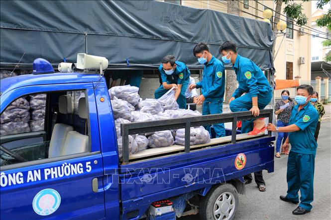 Trong ảnh: Hội Chữ thập đỏ thành phố Vĩnh Long chung tay tiêu thụ khoai lang tím Nhật của nông dân huyện Bình Tân. Ảnh: Phạm Minh Tuấn-TTXVN