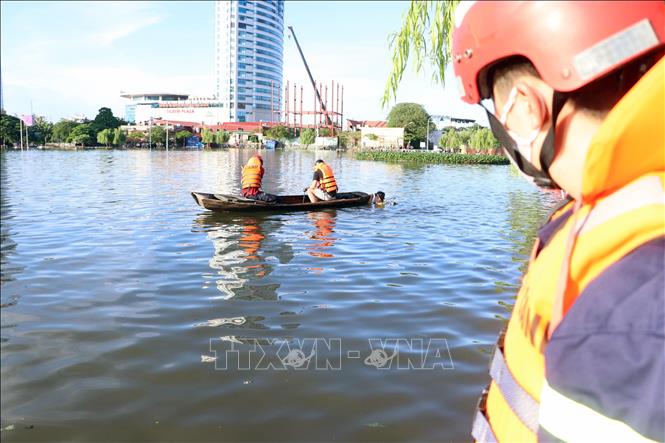Trong ảnh: Lực lượng tìm kiếm cứu nạn tìm kiếm hai cháu tại hồ Tiên Nga. Ảnh: Hoàng Ngọc - TTXVN