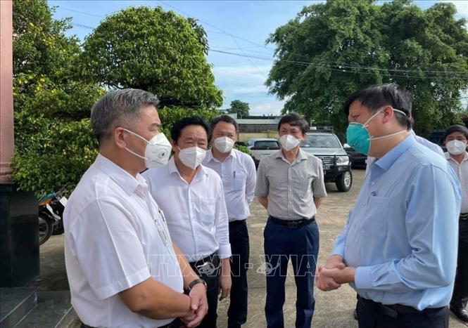 Trong ảnh: Bộ trưởng Bộ Y tế Nguyễn Thanh Long (phải) làm việc với lãnh đạo thị xã Tân Uyên. Ảnh: TTXVN phát