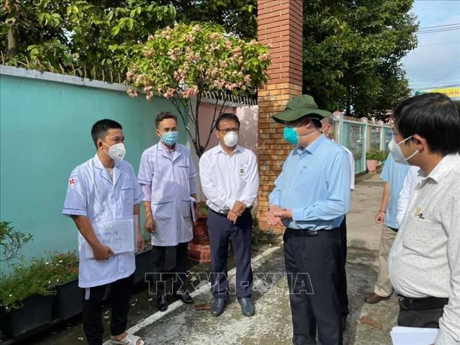Trong ảnh: Bộ trưởng Bộ Y tế Nguyễn Thanh Long (giữa) kiểm tra thực tế công tác thu dung, điều trị bệnh nhân COVID-19 trên địa bàn tỉnh Bình Dương. Ảnh: TTXVN phát