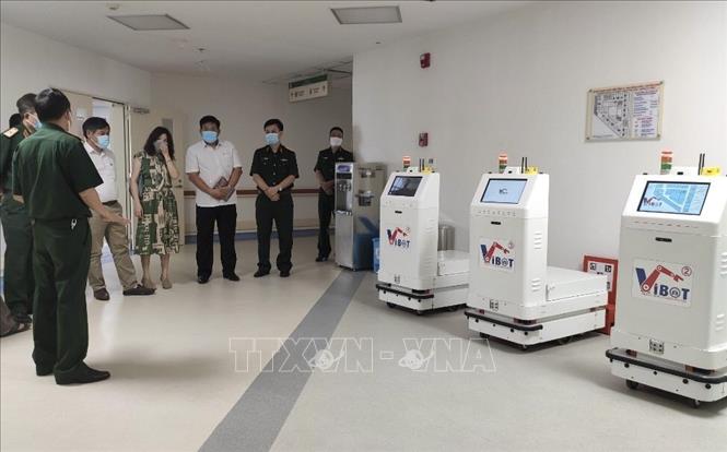 Trong ảnh: Đoàn kiểm tra của Bộ Khoa học và Công nghệ  kiểm tra, đánh giá các tính năng của hệ thống robot VIBOT-2 tại bệnh viện TWQĐ 108, tháng 4/2021. Ảnh: TTXVN phát 