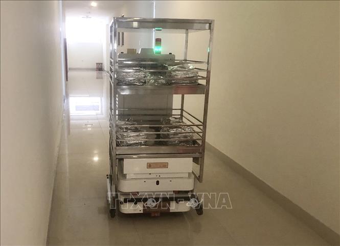 Trong ảnh: VIBOT-2 được phát triển thêm 2 giao thức điều khiển robot là giám sát, điều khiển robot từ thiết bị cầm tay có kết nối wifi hoặc điều khiển trực tiếp trên màn hình của robot, mở rộng phạm vi hoạt động hoặc bổ sung số lượng robot để hoạt động theo nhóm có thể được thực hiện dễ dàng. Ảnh: TTXVN phát 