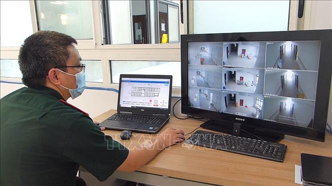 Trong ảnh: Người vận hành lập chương trình làm việc, gửi cho robot qua mạng wifi và theo dõi hoạt động của robot từ Trung tâm giám sát điều khiển ở ngoài khu vực cách ly. Ảnh: TTXVN phát 
