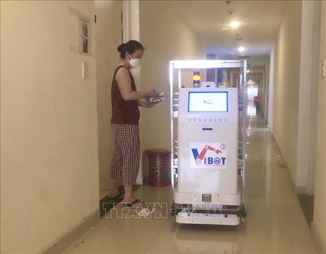 Trong ảnh: VIBOT-2 với nhiều tính năng thông minh hơn VIBOT-1 như khả năng tự xây dựng bản đồ, tự định vị và thiết lập lộ trình hoạt động, di chuyển an toàn vào/ra khu vực được chỉ định để thực hiện nhiệm vụ mà không cần sự hỗ trợ từ bên ngoài. Ảnh: TTXVN phát 