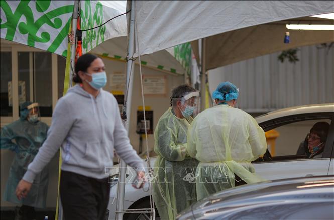 Trong ảnh: Nhân viên y tế làm việc tại một điểm xét nghiệm COVID-19 ở Auckland, New Zealand, ngày 20/8/2021. Ảnh: THX/ TTXVN