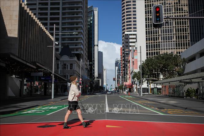 Trong ảnh: Cảnh vắng vẻ trên đường phố tại Auckland, New Zealand, trong thời gian phong tở phòng dịch COVID-19, ngày 18/8/2021. Ảnh: THX/ TTXVN