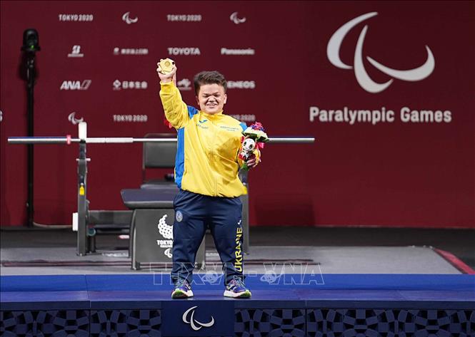 Trong ảnh: Vận động viên Mariana Shevchuk của Ukraine giành Huy chương Vàng ở nội dung cử tạ nữ 55kg tại Paralympics Tokyo 2020, Nhật Bản ngày 27/8/2021. Ảnh: THX/TTXVN