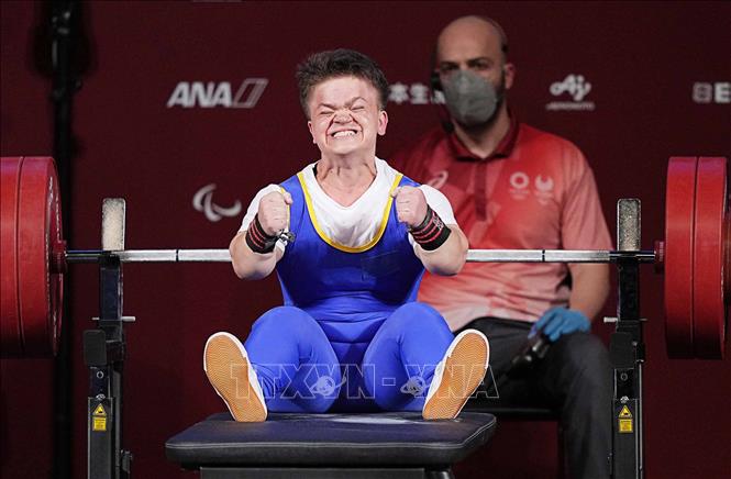 Trong ảnh: Vận động viên Mariana Shevchuk của Ukraine hoàn thành phần thi cử tạ nữ 55kg, đoạt HCV tại Paralympics Tokyo 2020, Nhật Bản ngày 27/8/2021. Ảnh: THX/TTXVN