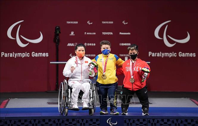 Trong ảnh: Vận động viên Mariana Shevchuk (giữa) của Ukraine đoạt HCV cử tạ nữ 55kg, tại Paralympics Tokyo 2020, Nhật Bản ngày 27/8/2021. HCB nội dung này thuộc về Xiao Cuijuan của Trung Quốc và HCĐ được trao cho Duman Besra của Thổ Nhĩ Kỳ. Ảnh: THX/TTXVN