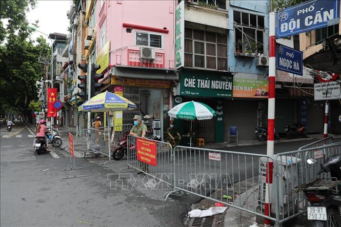 Trong ảnh: Chợ Ngọc Hà bị phong toả do có 1 tiểu thương, nhà ở huyện Đan Phượng, qua test nhanh ngày 27/8 tại trạm y tế xã Trung Châu (huyện Đan Phượng) có kết quả dương tính với SARS-CoV-2. Ảnh: Thành Đạt - TTXVN