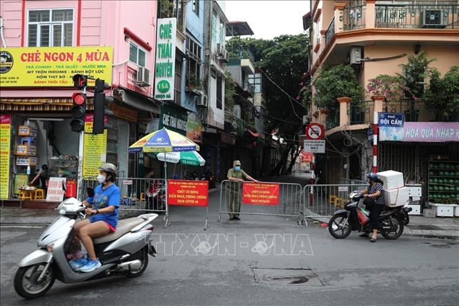 Trong ảnh: UBND quận Ba Đình tiến hành phong tỏa chợ Ngọc Hà. Ảnh: Thành Đạt - TTXVN