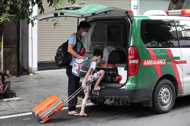 Trong ảnh: Một gia đình trên phố Sơn Tây, phường Kim Mã là F1 có liên quan đến ca dương tính mới tại chợ Ngọc Hà được đưa đi cách ly. Ảnh: Thành Đạt - TTXVN
