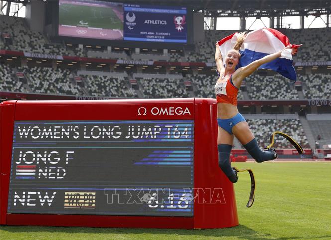 Trong ảnh: VĐV Fleur Jong của Hà Lan giành HCV, phá kỷ lục thế giới và kỷ lục Paralympic nhảy xa nữ, hạng T64, tại Paralympic Tokyo 2020 ở Nhật Bản, ngày 28/8/2021. Ảnh: Kyodo/TTXVN