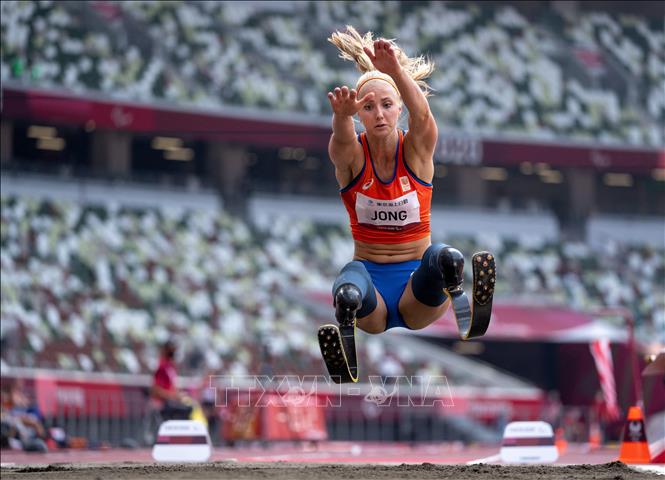 Trong ảnh: VĐV Fleur Jong của Hà Lan thi đấu chung kết nội dung nhảy xa nữ, hạng T64, tại Paralympic Tokyo 2020 ở Nhật Bản, ngày 28/8/2021. Ảnh: AFP/TTXVN